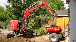 Minigraver met knikdumper