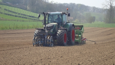 Fendt 724 met Aardappelpootcombinatie incl. woeler